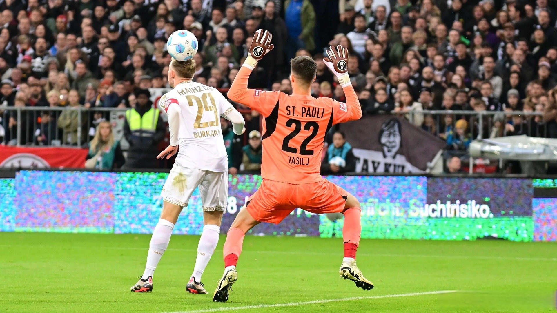 包含美因茨主场取胜，球队斩获宝贵三分的词条