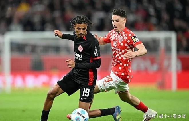 包含勒沃库森客场绝平法兰克福，难分高下的词条