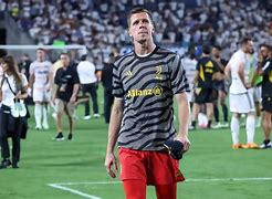 包含巴萨官方确认前锋维尼修斯遭受重伤的词条