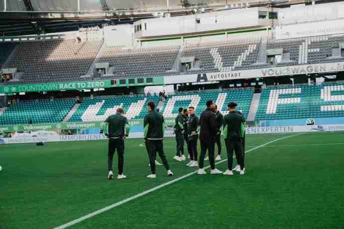 沃尔夫斯堡队员展现团队合作，取得胜利的简单介绍