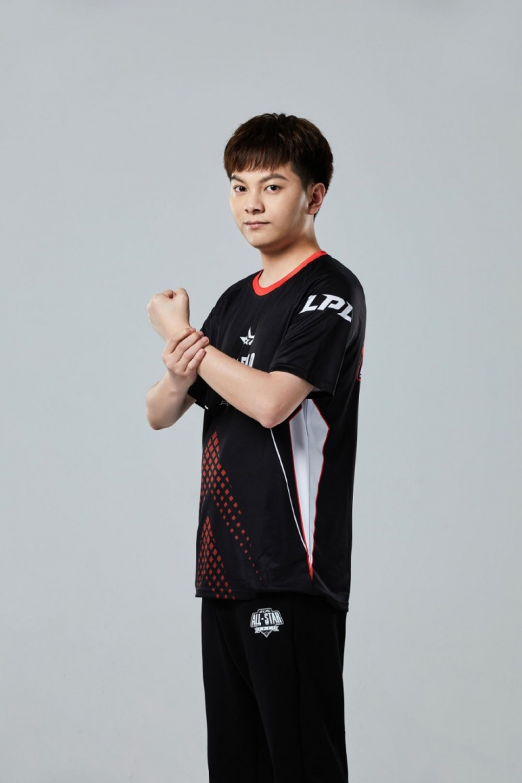 红队展现强大实力，演绎篮球联赛传奇