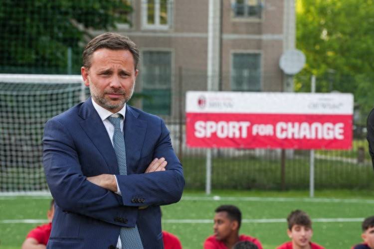 汉堡球迷呼吁换帅，俱乐部管理层应对考验的简单介绍