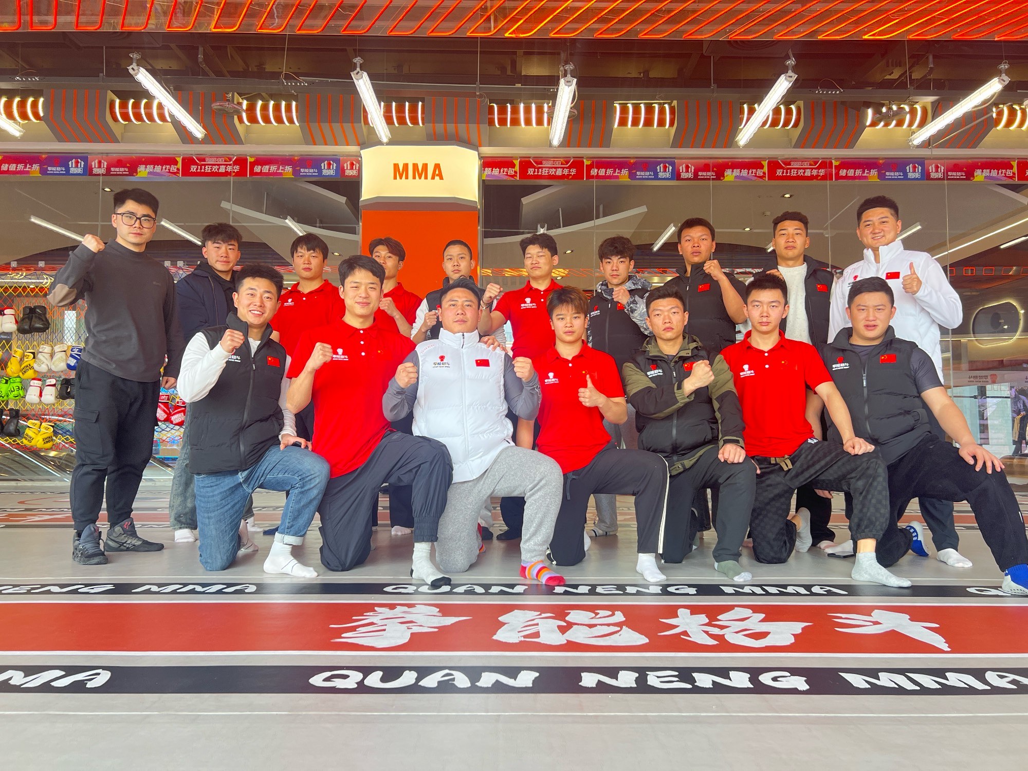 球队备战比赛，教练严阵以待