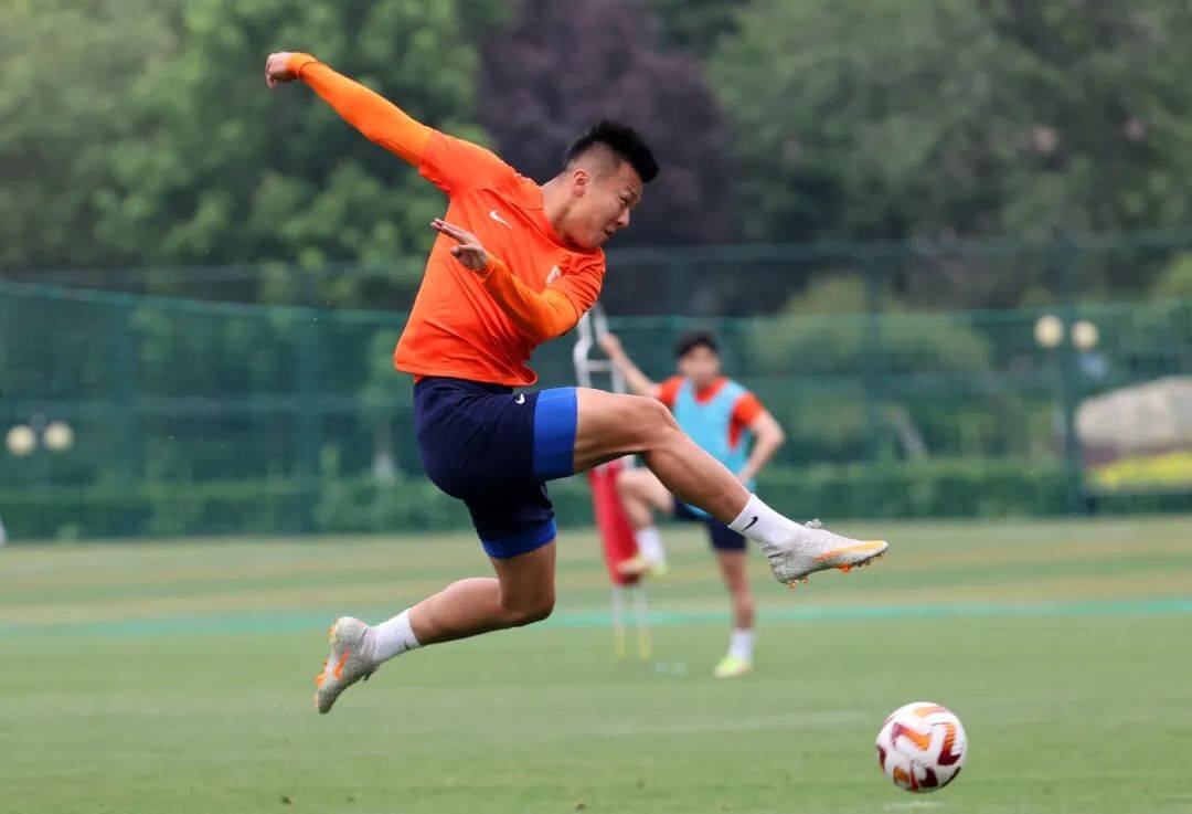 球队备战比赛，教练严阵以待