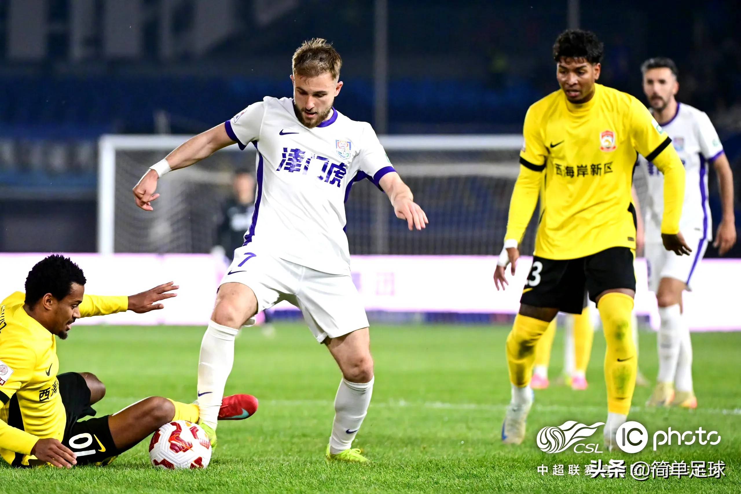 球队备战关键比赛，抱团出击争取胜利