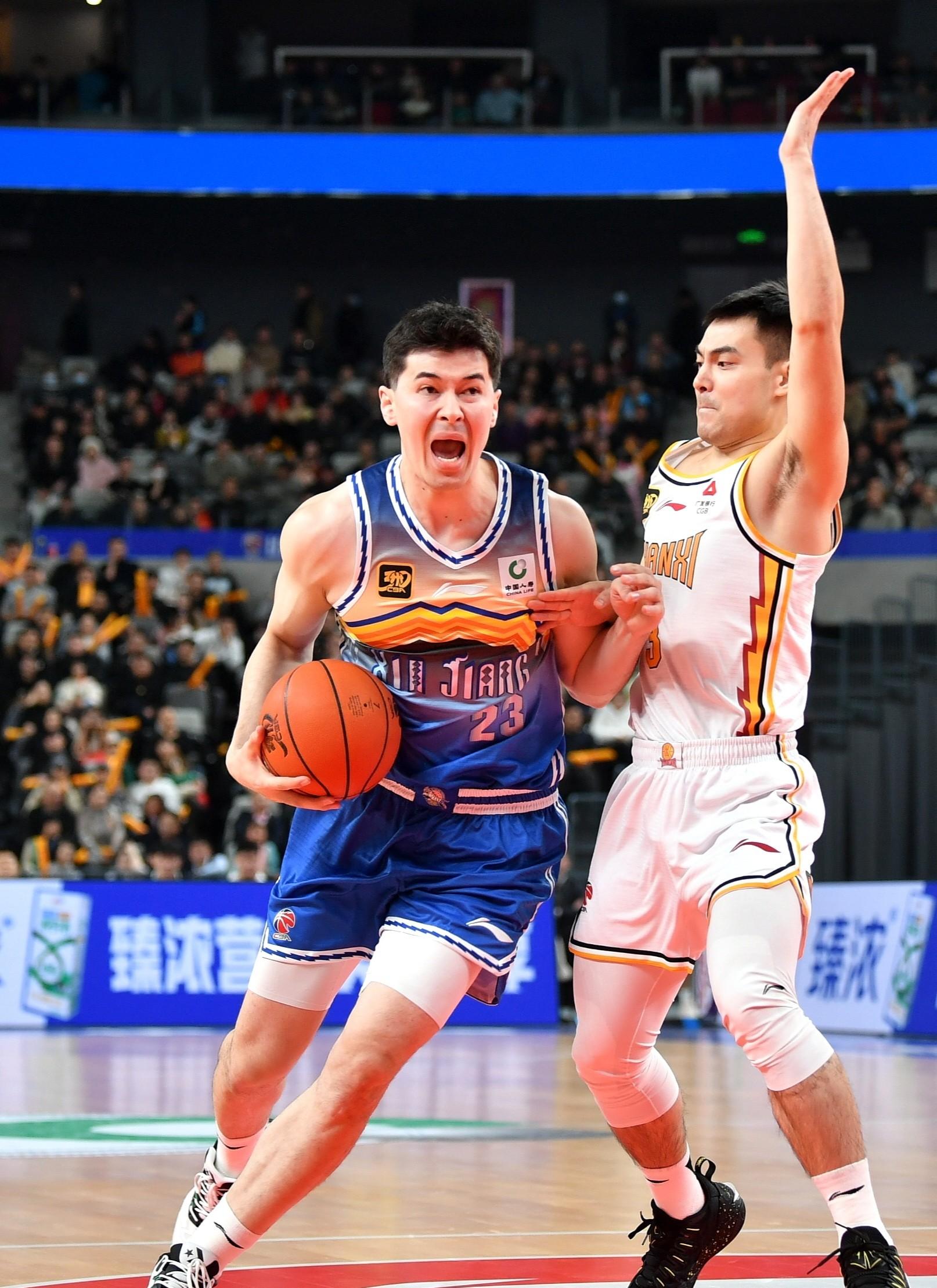 包含新疆主帅赞扬球队配合，连胜庆祝季后赛提前入场的词条