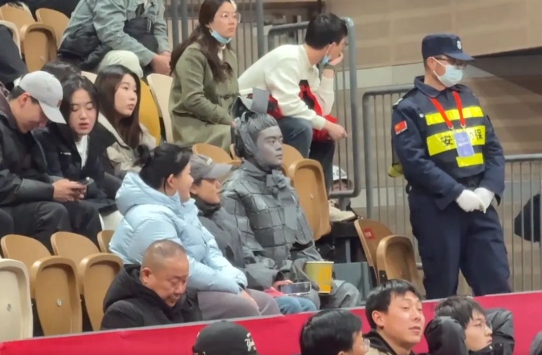 观赛人数达到新高,球场座无虚席 观赛人数达到新高,球场座无虚席