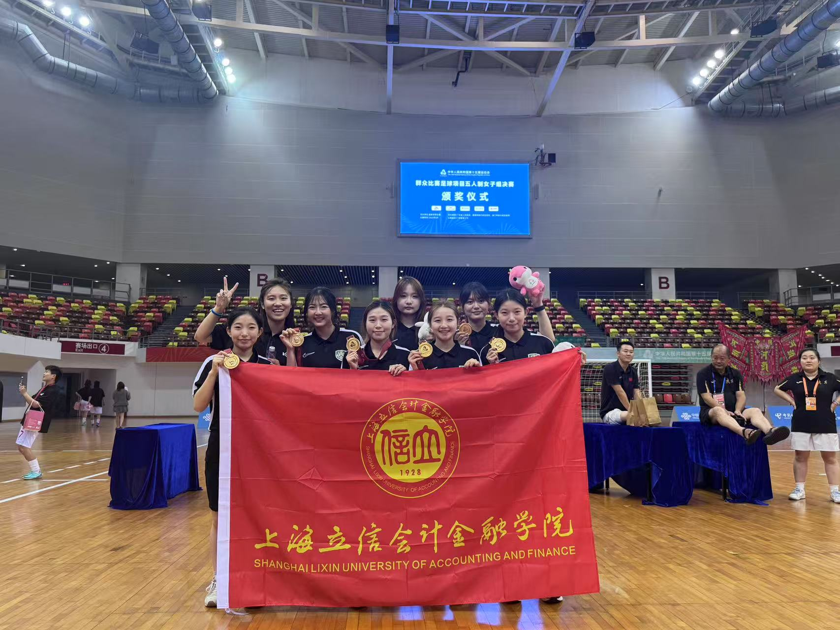 上海女足在德新赛区培养青少年足球人才