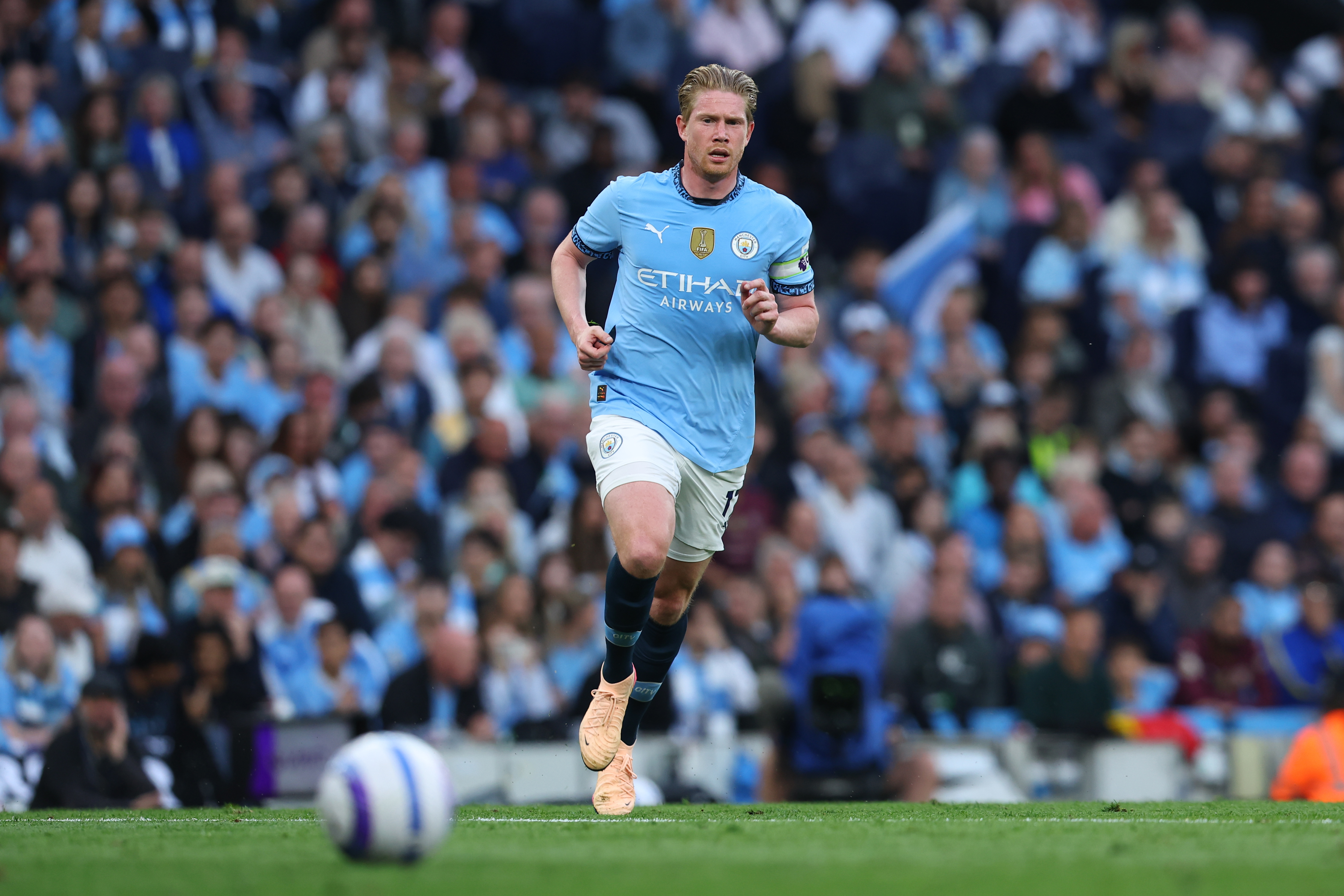 包含伯恩茅斯中场迎来复出，球队士气大增的词条