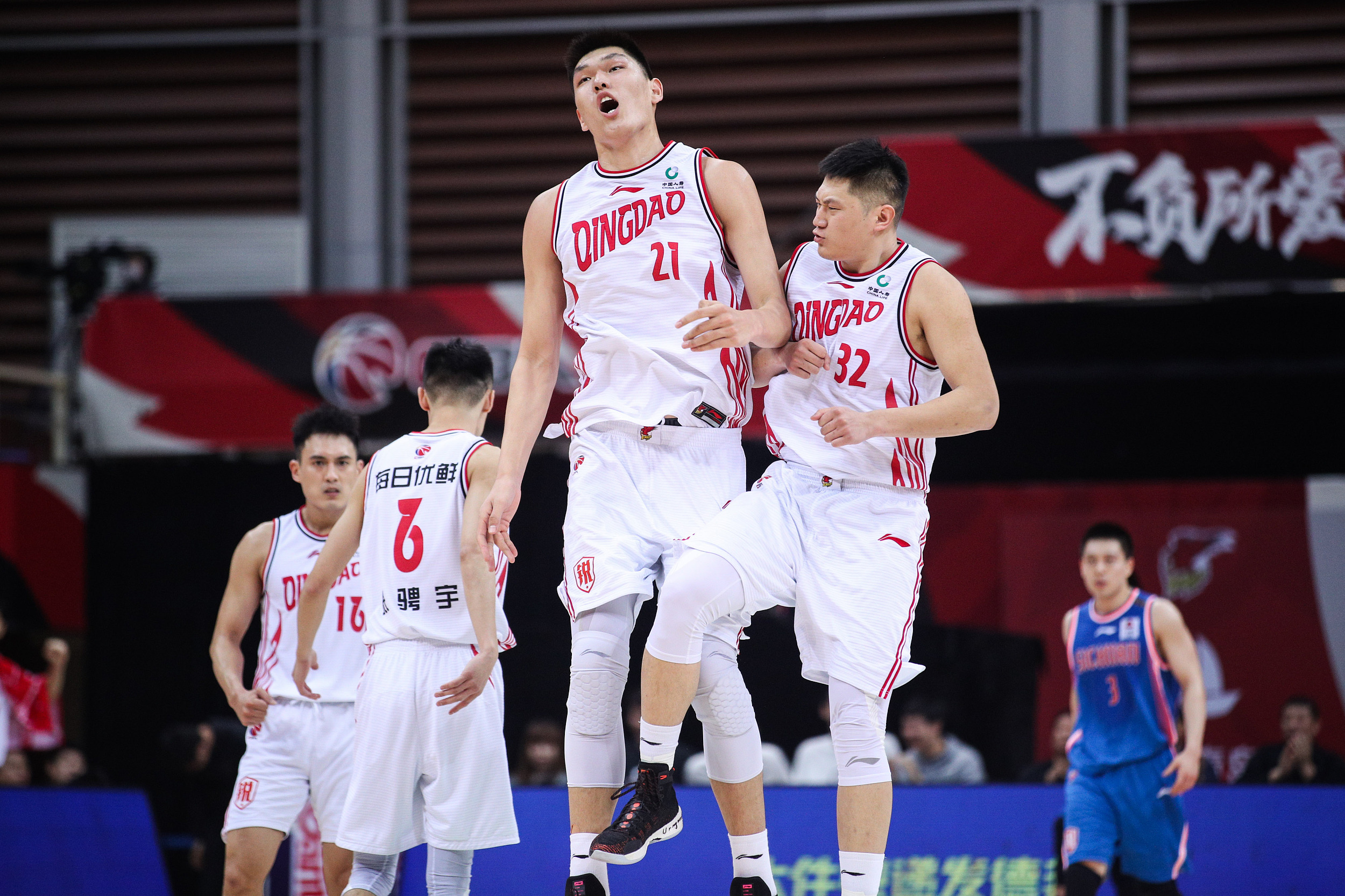 山东队力克四川，取得胜利向季后赛进发的简单介绍