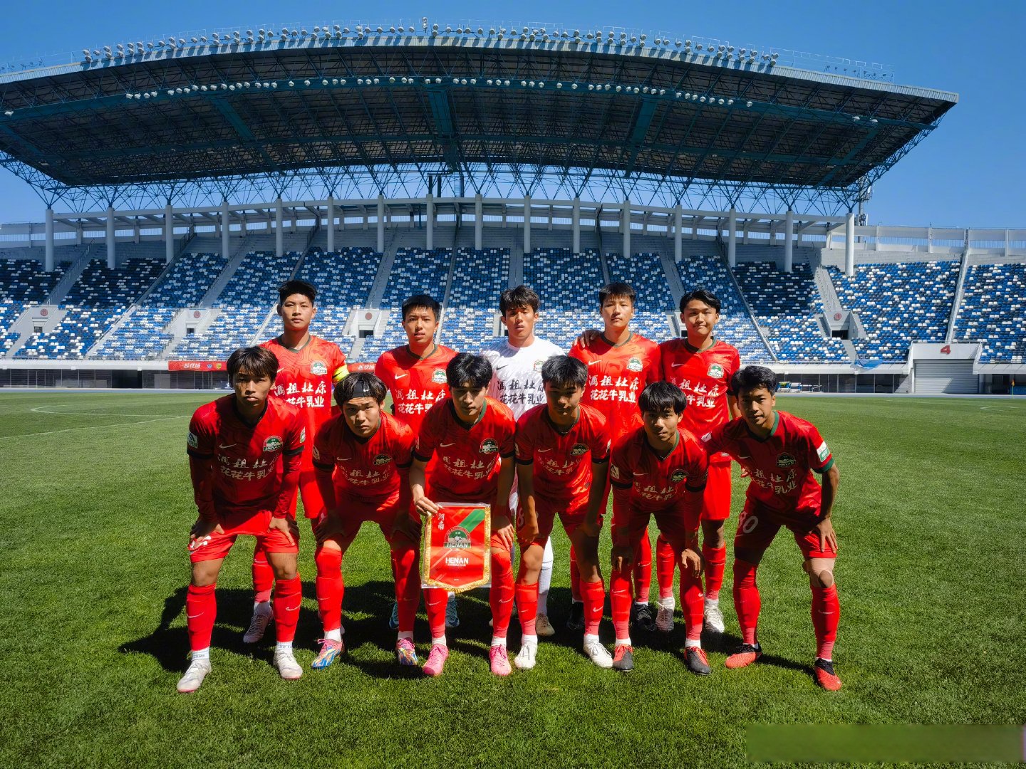 国内足球赛事火爆进行，球队实力逐步凸显的简单介绍