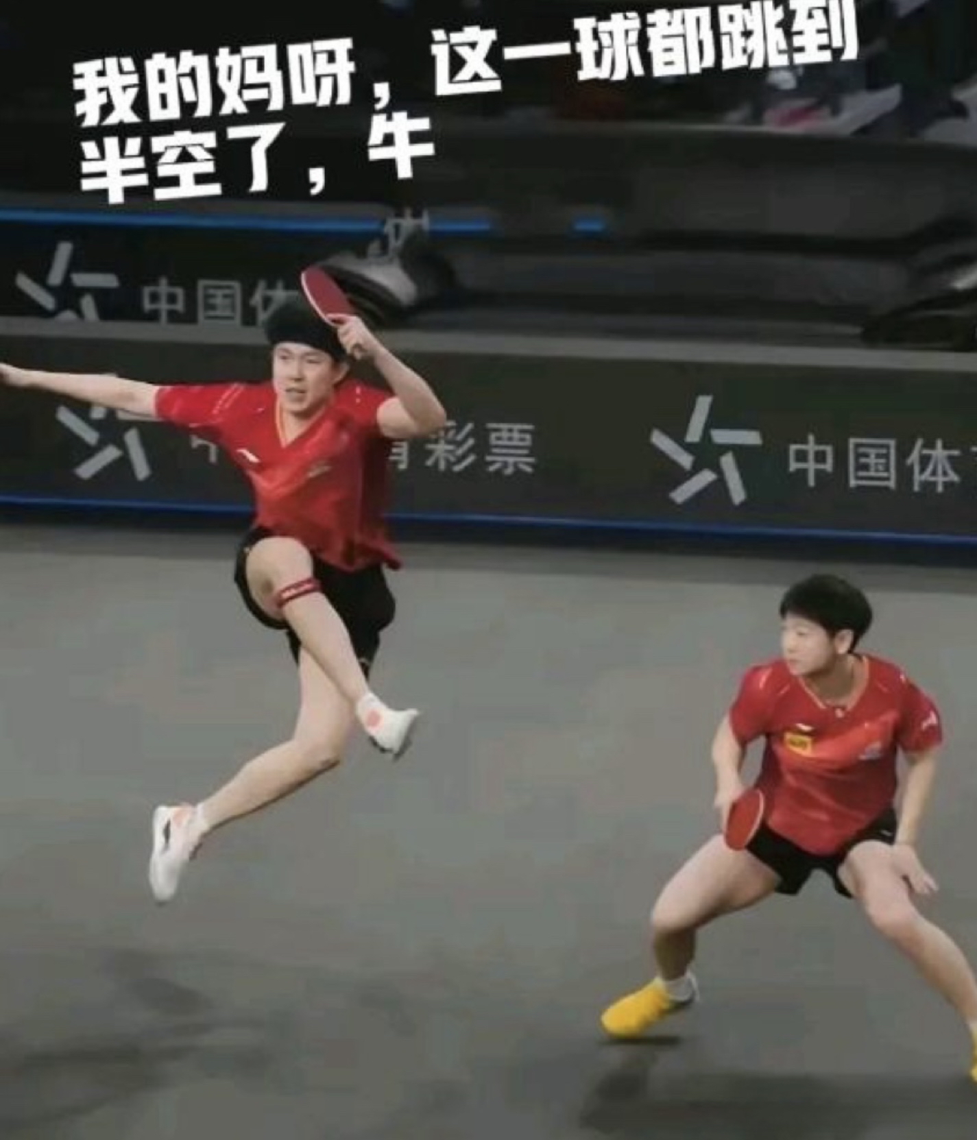 强强碰撞：球场上的精彩瞬间令人热血沸腾