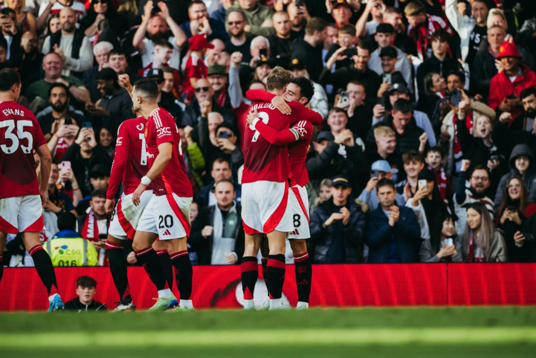 足球赛事传奇巨星现身，引发球迷狂热的简单介绍