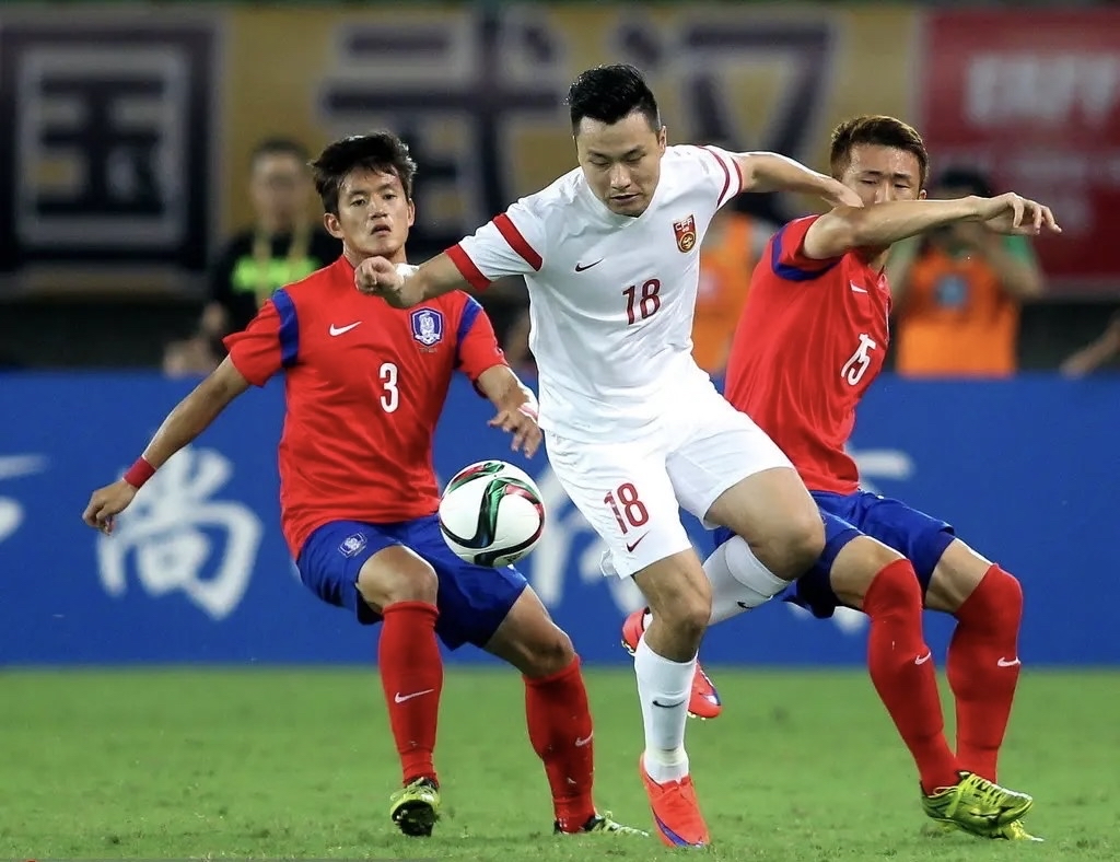 关于国内足球联赛迎来关键战，球队士气高涨的信息