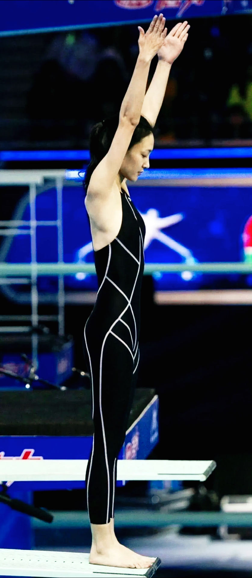 跳水决赛令人屏息，选手冷静应对的简单介绍