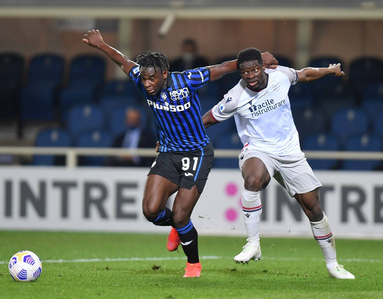 包含亚特兰大在主场遭遇皇马的强势防守的词条