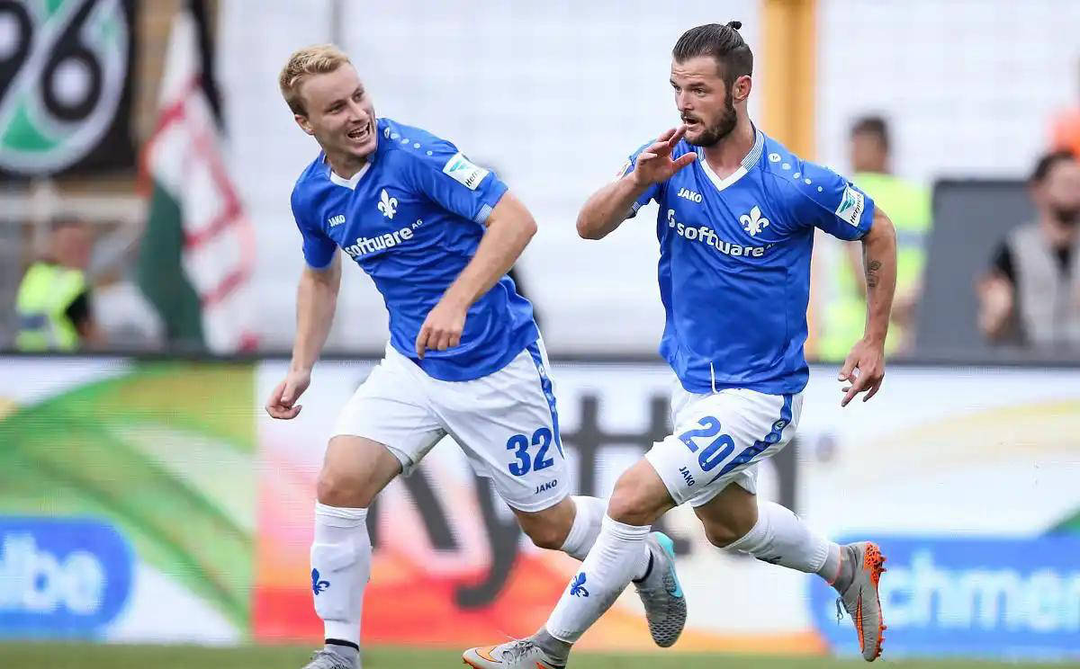 包含波鸿主场击败科隆，保级战略明智的词条