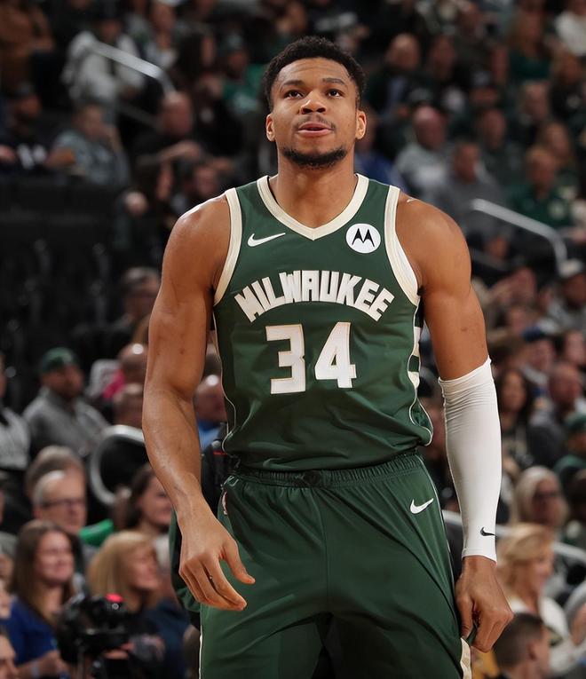 雄鹿主帅因技术犯规被罚下场，影响球队战术部署