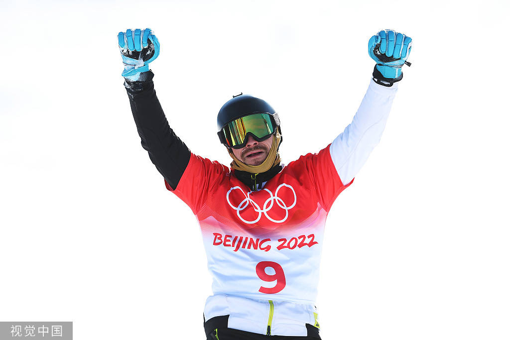 奥地利男子单板滑雪选手勇夺殊荣