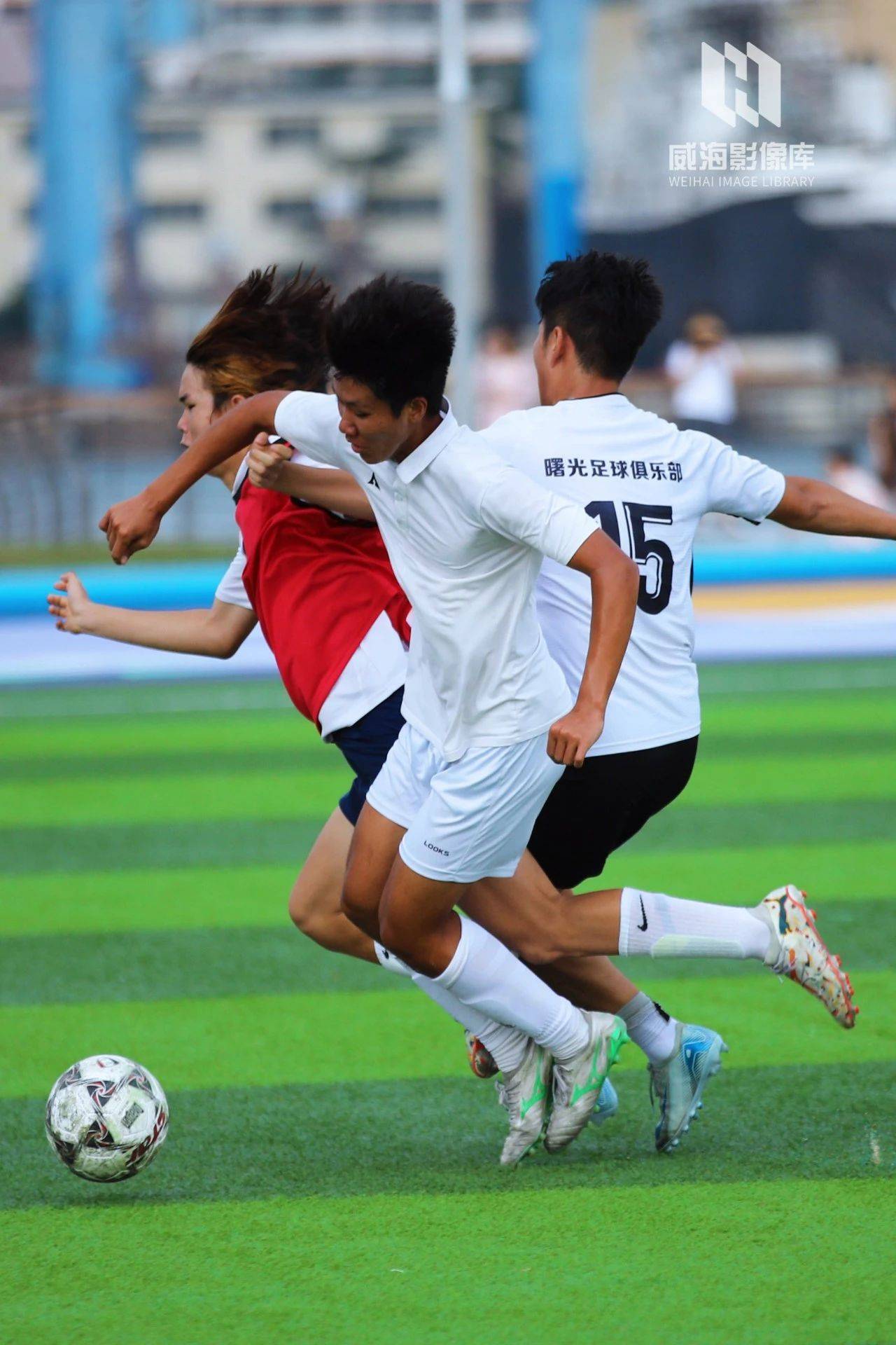 包含双方对决！国际足球赛事精彩上演的词条