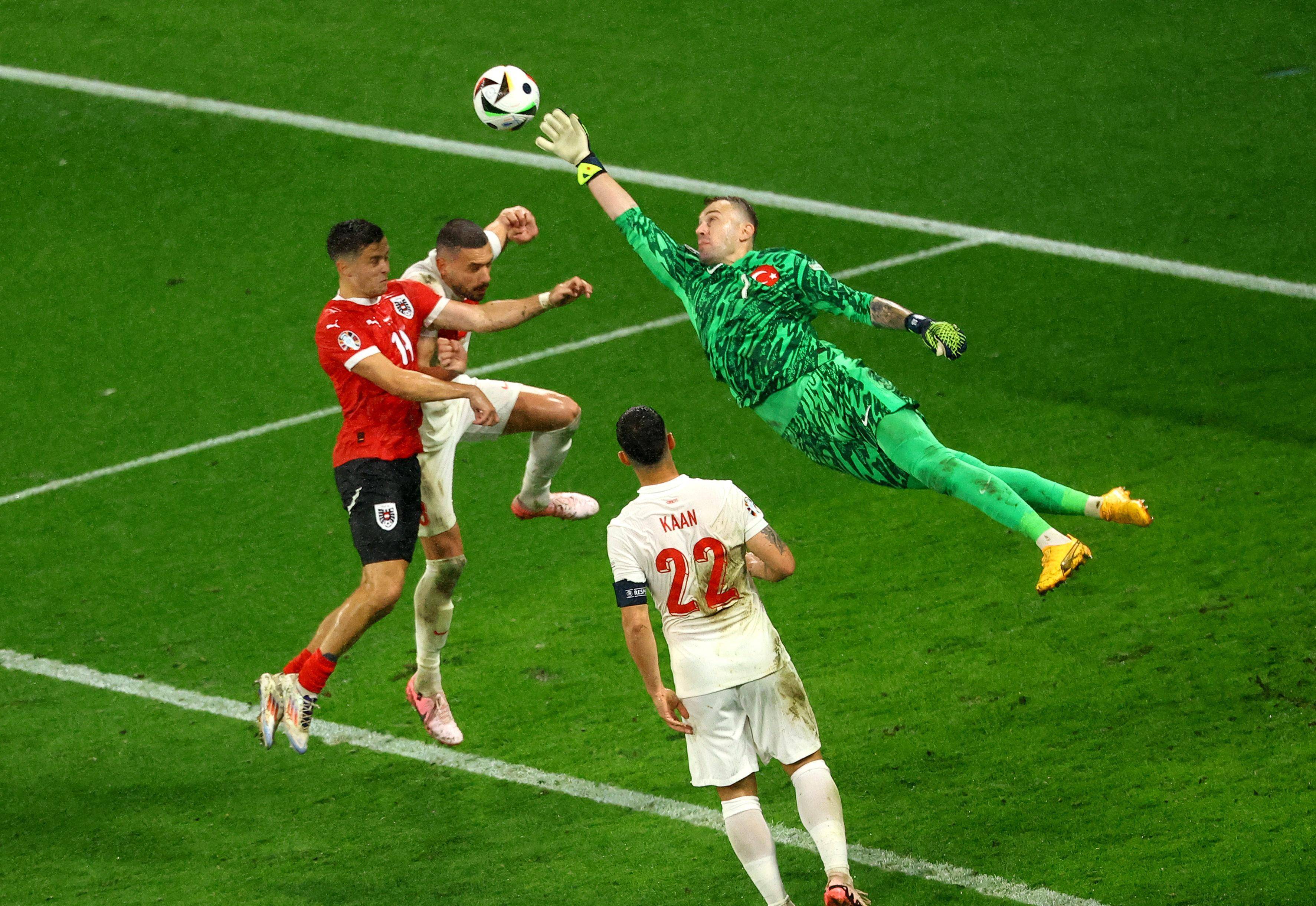 欧洲联赛精彩对决频现，球员实力逐渐凸显