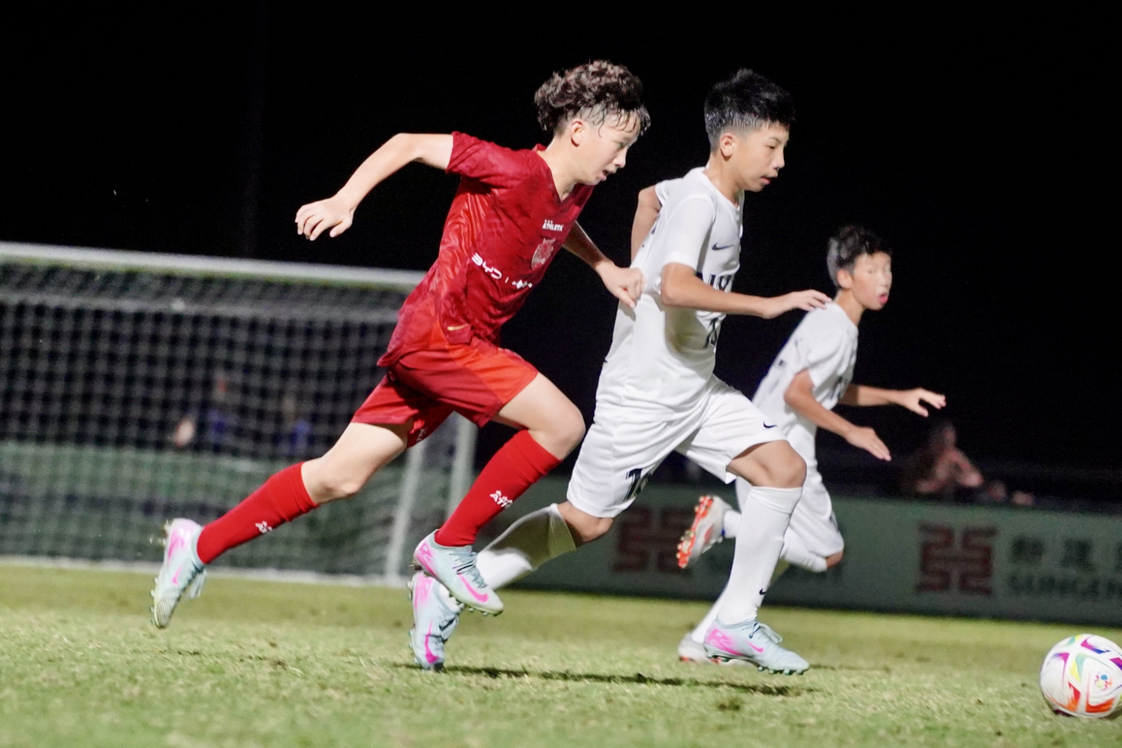 关于足球比赛走进高潮阶段，球队实力对拼激动人心的信息