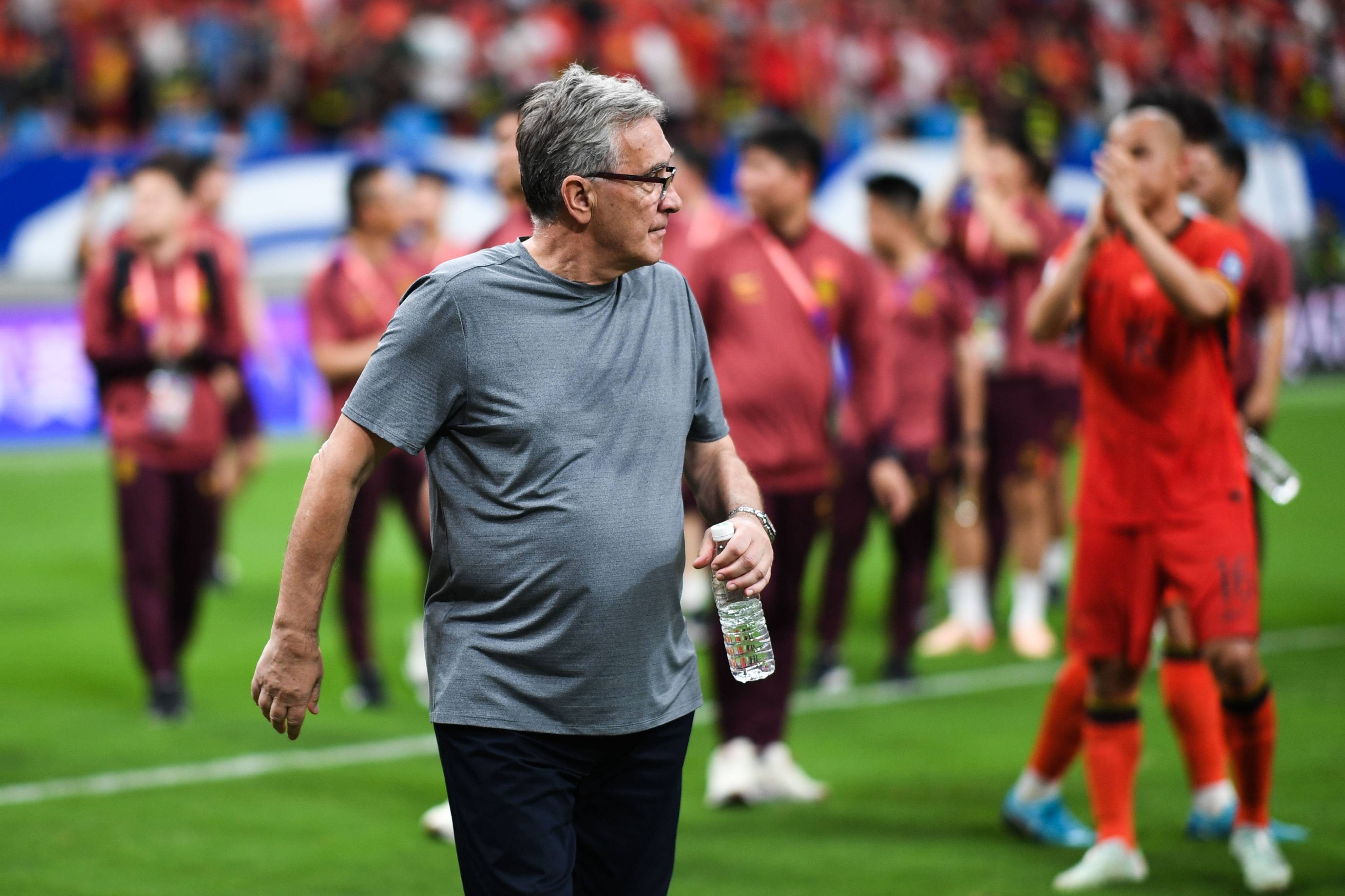 传奇球员退役，球迷和队友们为他的贡献而感动的简单介绍