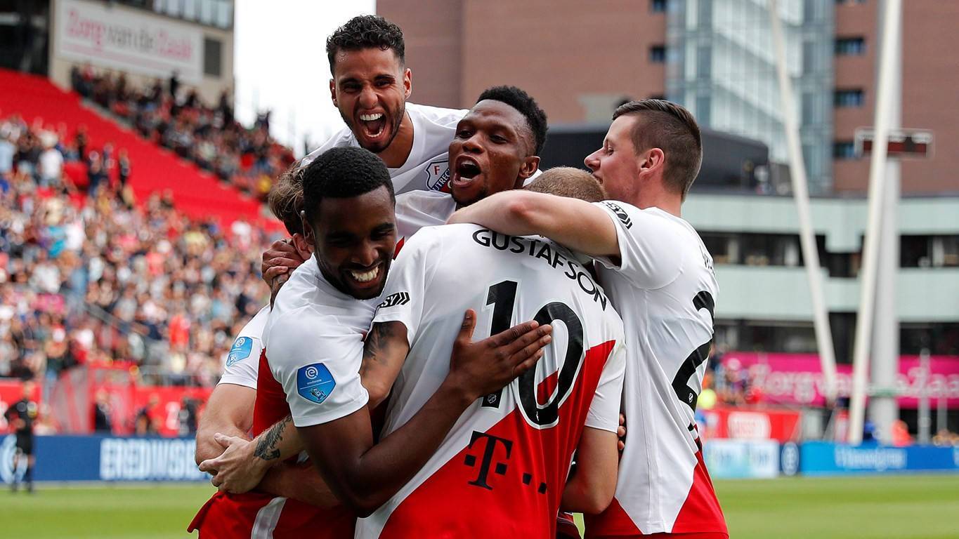 里昂球队配合默契，主场击败对手