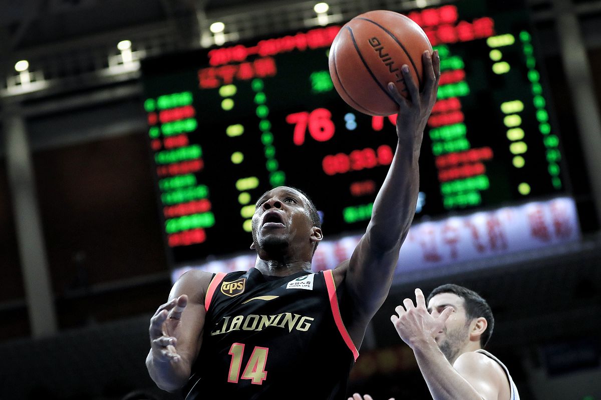 活塞客场击败马刺，实现惊喜反超