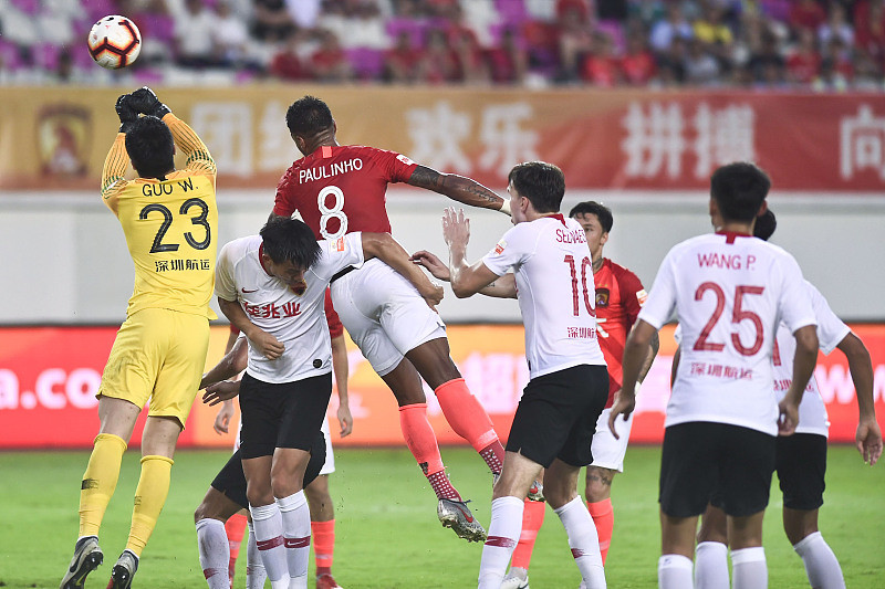 广州恒大客场逆转深圳佳兆业，保持不败纪录