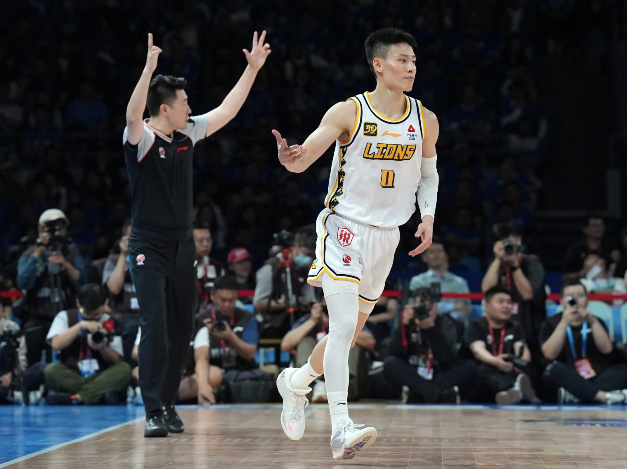 包含广厦队主场再胜贵州队稳居积分榜首的词条