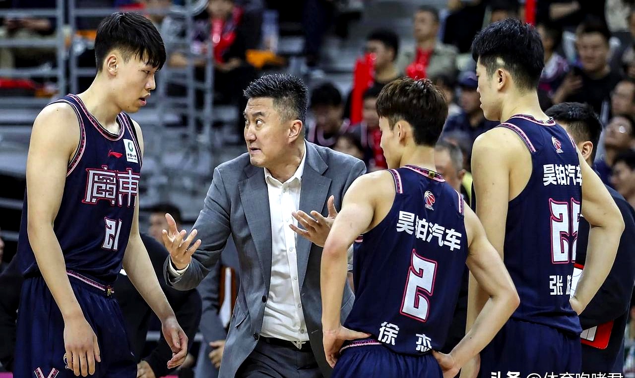 关于球队管理层高调承诺良好表现，球员备战紧张的信息